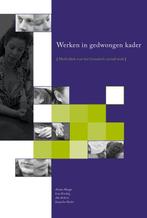 Werken in gedwongen kader 9789088504242, Livres, Livres d'étude & Cours, Anneke Menger, Lous Krechtig, Verzenden