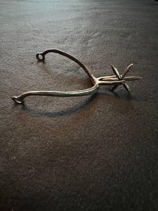 Middeleeuwen, kruisvaardersperiode IJzer Gotische sporen,, Antiek en Kunst, Antiek | Overige Antiek