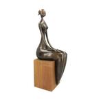 sculptuur, Een relaxerende vrouw - 54 cm - Brons