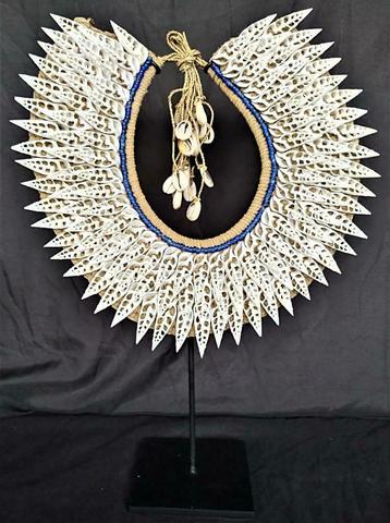 Decoratieve halskraag in Papoea stijl met sokkel Boho-chic beschikbaar voor biedingen