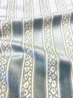 Prachtige jacquard fluweel in aquamarijn / blauw op een