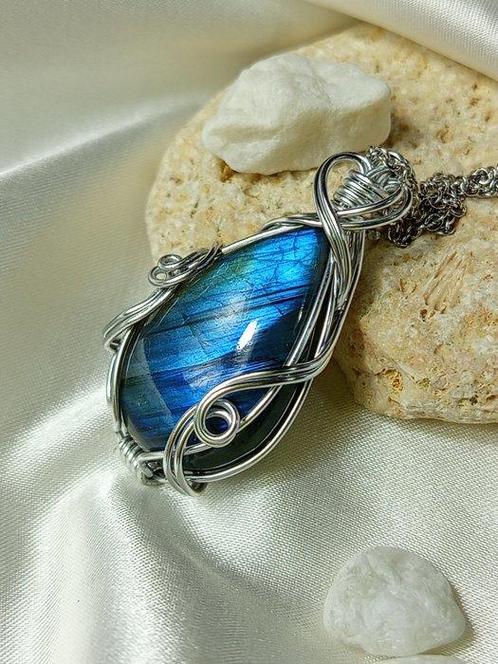 Handgemaakt sieraad in topkwaliteit blauw Labradoriet, uniek, Verzamelen, Mineralen en Fossielen