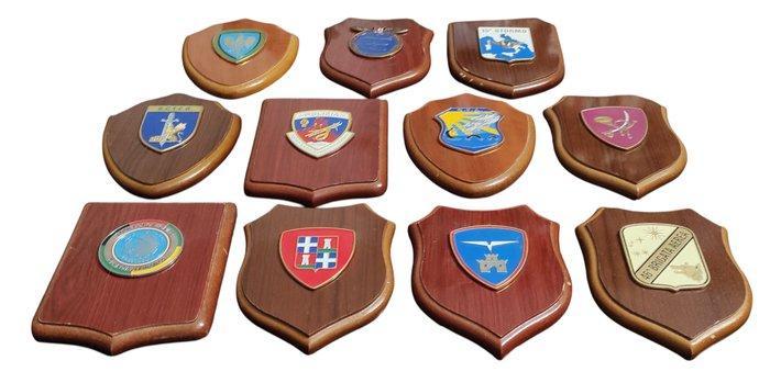 Themacollectie - 11x Crest Araldico Militari e Polizia, Antiek en Kunst, Antiek | Speelgoed