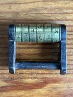 Slot Antiek - 19e eeuw, zes letters, messing