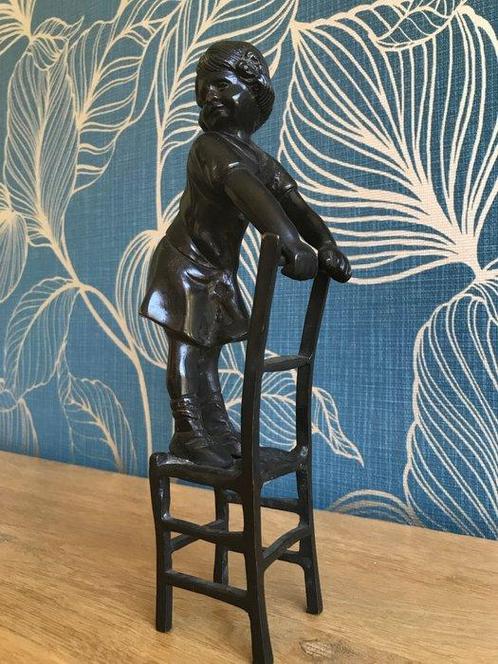 Beeldje - Speels kindje op stoel - 1,2 kg - Gepatineerd, Antiek en Kunst, Curiosa en Brocante