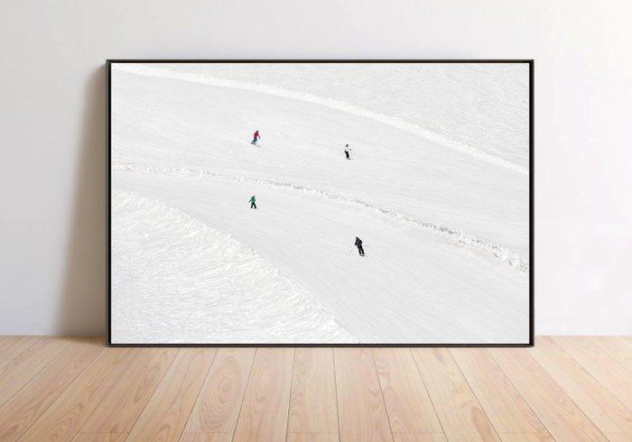 Rosario Civello - Two Slopes and Four Skiers, Antiek en Kunst, Kunst | Designobjecten