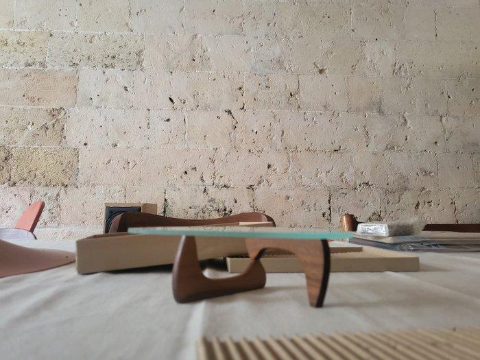 Herman Miller - Isamu Noguchi - Tafel - Glas, Walnoot -, Antiek en Kunst, Antiek | Meubels | Stoelen en Sofa's