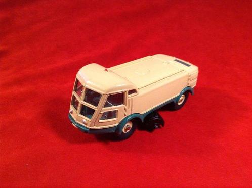 Dinky Toys 1:43 - Model vrachtwagen - 596 Balayeuse L.M.V., Hobby en Vrije tijd, Modelauto's | 1:5 tot 1:12