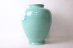 Un vase léger vert rafraîchissant fabriqué par un