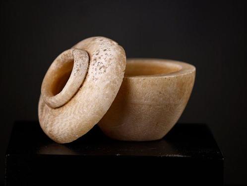 LÉgypte ancienne, Rare petite jarre en albâtre réalisée en, Verzamelen, Mineralen en Fossielen