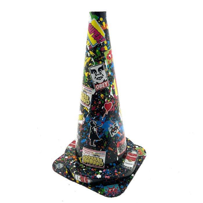 Koen Betjes (1992) - Banksy’s Traffic Street Cone, Antiek en Kunst, Kunst | Designobjecten