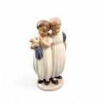 Royal Copenhagen - Beeldje - Girls with doll going to bed