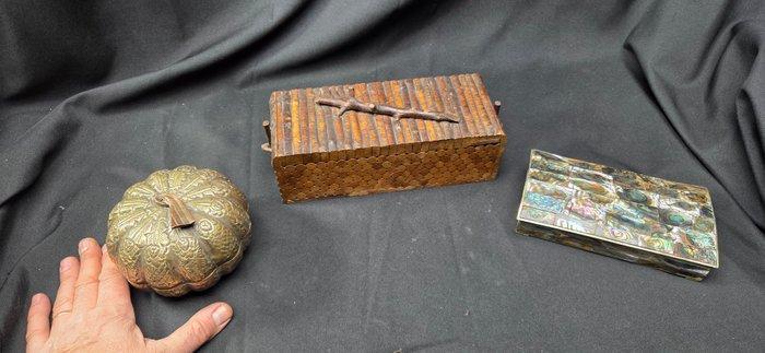 Set of 3 unusual boxes: Mexican mother-of-pearl,-Cambodian, Antiquités & Art, Curiosités & Brocante