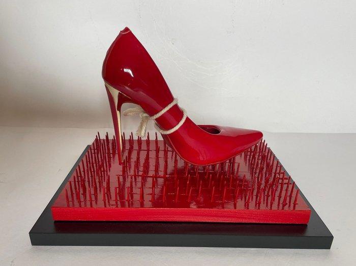 Arianna De Blanck (2003) - SACRIFICE - Stiletto on Burning, Antiek en Kunst, Kunst | Designobjecten