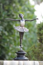 Statue, ballerina in witte jurk - 29 cm - marbre bronzé