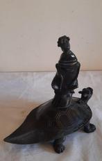 Bronzen vrouwelijk beeldje op een drakenschildpad - Brons -, Antiek en Kunst