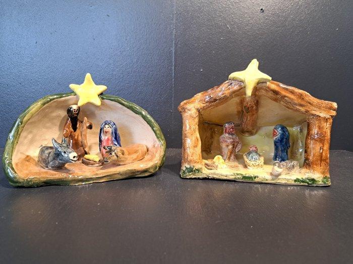 Kerstdecoratie (2) - Klei - Twee kerststallen klei, Antiek en Kunst, Antiek | Boeken en Manuscripten