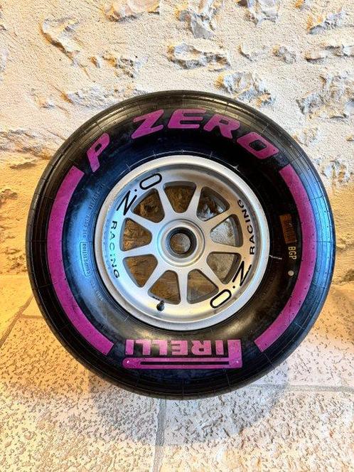 Pneu complet sur la roue (1) - Pirelli - P Zero, Verzamelen, Automerken, Motoren en Formule 1