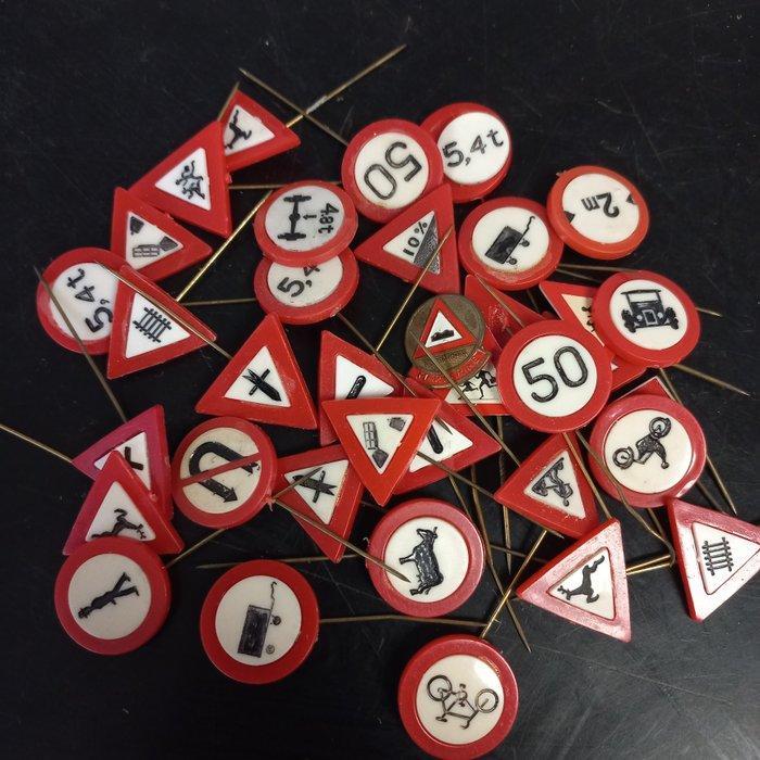 Draagspeld 1.75kg of vintage advertising stick pins -, Antiek en Kunst, Antiek | Speelgoed