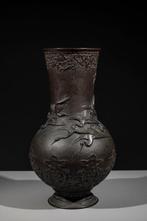Vaas - Brons, Een bronzen vaas met vliegende Manchuaanse, Antiek en Kunst