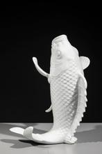 Porcelaine - Un joli vase en porcelaine blanche représentant