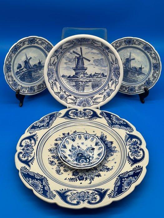 Harnas - Delft Holland – 4 wandborden & 1 kom –, Antiek en Kunst, Antiek | Meubels | Tafels