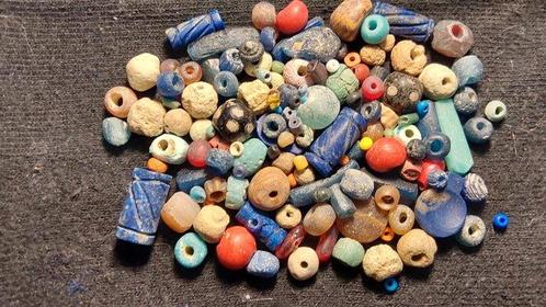 Oud Egyptisch naar Romeins Glas meer dan 100 antieke kralen, Verzamelen, Mineralen en Fossielen