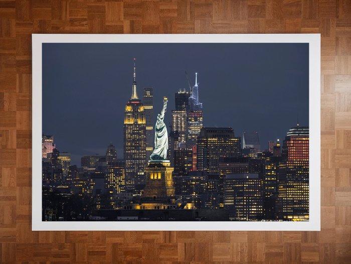Viktoria Farkas - Iconic NYC Nightscape: Statue of Liberty &, Antiquités & Art, Art | Objets design