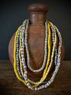 Handelskralen kettingen uit Ghana (tradebeads) en mal voor