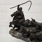 Beeld, ‘cowboy drijft vee’ - 32 cm - Gepatineerd brons