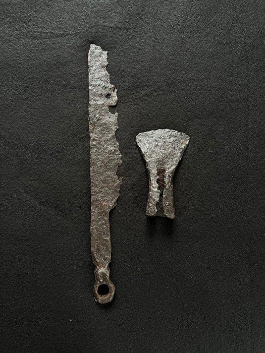 Viking periode IJzer Krijger bewapening, zwaard en bijl, Antiek en Kunst, Antiek | Overige Antiek