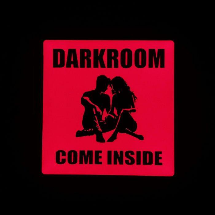 Amsterdam Red-lights Darkroom come inside licht, Antiek en Kunst, Antiek | Wandborden en Tegels