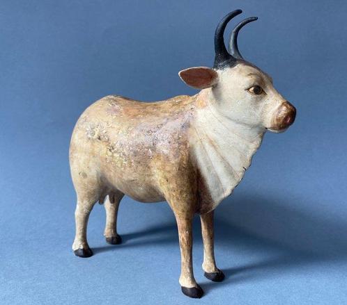 Polychrome wooden representation of Gaumata, the Mother Cow,, Antiek en Kunst, Kunst | Niet-Westerse kunst