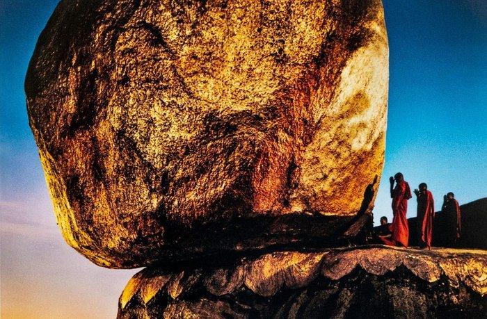 Steve McCurry (1950–) - The Golden Rock beneath Kyaiktiyo, Antiek en Kunst, Kunst | Designobjecten