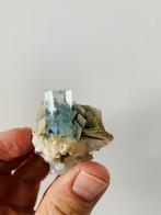 aquamarijn Kristal op matrix - Hoogte: 5 cm - Breedte: 5 cm-, Verzamelen