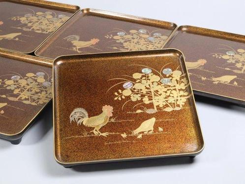 Dienblad - Lakkeringsbestek – Haantje en chrysantemum, Antiek en Kunst, Antiek | Overige Antiek