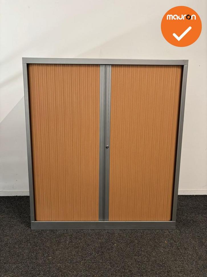 Roldeurkast - BASIC - 135x120x43cm - Zilvergrijs met kastanj, Zakelijke goederen, Kantoor en Winkelinrichting | Kantoormeubilair en Inrichting