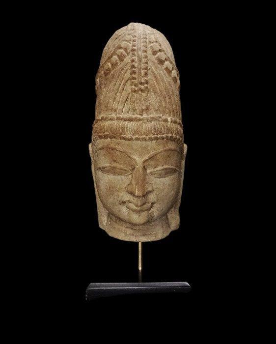 in de middeleeuwen - Hoofd van een godheid in roze zandsteen, Antiek en Kunst, Antiek | Overige Antiek