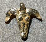 Oud-Romeins Brons Gaaf amulet in de vorm van een stierenkop