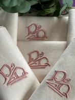 Set oude grote servetten, linnen met handgeborduurde