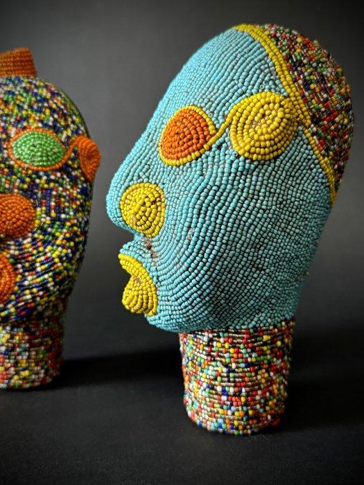Kralenhoofden (2) - Bamileke - Kameroen (Zonder, Antiek en Kunst, Kunst | Niet-Westerse kunst