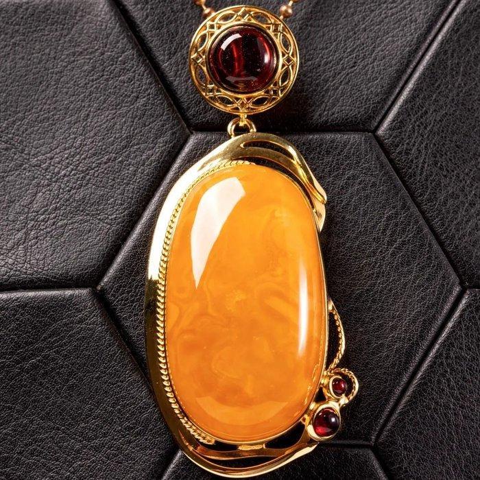 Amberhanger: Honing- en cognackleurig Baltisch amber in, Verzamelen, Mineralen en Fossielen