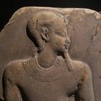 Oud-Egyptisch Kalksteen Belangrijk reliëf van een farao.