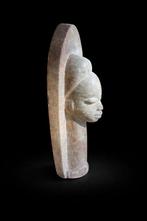 Votieve Afrikaanse kop in Mbigou-steen - Gabon (Zonder