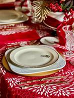 Rood-wit gebloemd kersttafelkleed, ruime tafels, bloemig