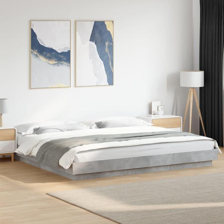 vidaXL Bedframe bewerkt hout betongrijs 200x200 cm, Maison & Meubles, Chambre à coucher | Lits, Envoi