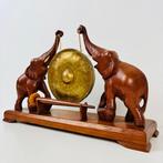 No - Thais houtsnijwerk: Twee olifanten met bronzen gong -, Antiek en Kunst