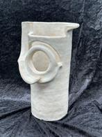 Vaas  -  - Studiokeramiek-vaas met sculpturale handgreep –