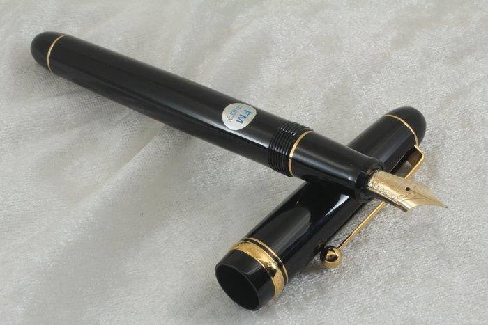Pilot - Custom 74 Black & Gold Fountain Pen, 14K FM Nib,, Verzamelen, Pennenverzamelingen