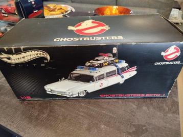 Hot Wheels 1:18 - Modelauto - Ghostbusters Ecto-1 - W1176